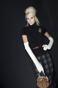 193593419_Dsquared2Fall2012Backstage1.thumb.jpg.19d7b3a8ab4ac4c10557776c7500e13b.jpg