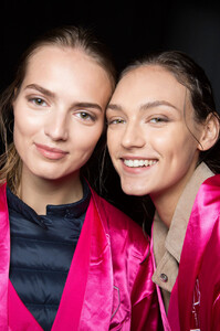 1937948029_DennisBassoSpring2016Backstage4.thumb.jpg.3759c4405e51c77d068d706f3904ffd5.jpg