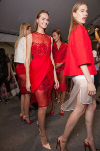 1969663145_GiambattistaValliSpring2013BackstageXiVW5U30BK_x.thumb.jpg.be83b83a5378ee4cb2c95b94689c2023.jpg