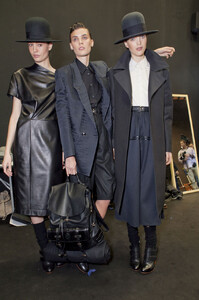 1986933493_Trussardi1911Fall2012Backstage6.thumb.jpg.dab95013f221047d99d8f759e246a20c.jpg