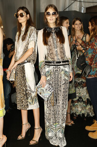 2064807626_RobertoCavalliSpring2013Backstage-JU3TqE8qENx.thumb.jpg.a68360ef8e711120d9e817c98da39b78.jpg