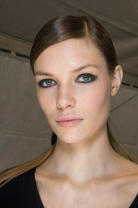 207098718_ElieSaabSpring2013Backstage5.thumb.jpg.ac75e7f4820a18fe8f8beb3a3426ae1b.jpg