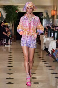 209191400_00019-AnnsSui-Spring-22-RTW-New-York-credit-gorunway.thumb.jpg.af9dc4903fa3ac32dbd975ae484bbb15.jpg