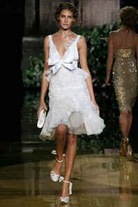 2106600681_ElieSaab2006HauteCouture11.thumb.jpg.392c63d502a12ec7e1bf95ea2bd18435.jpg
