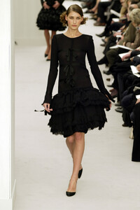 2136771173_Chanel2004HauteCouture38.thumb.jpg.504174a4ea63ea9da30639195abcbbfa.jpg