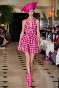 217228675_00003-AnnsSui-Spring-22-RTW-New-York-credit-gorunway.thumb.jpg.c07ef39fb28fa8ed13bcabf18b06d3f4.jpg