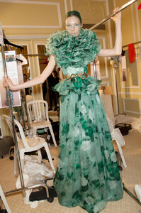 233993705_GiambattistaValliFall2012BackstageCYmF8cvqDaJx.thumb.jpg.fa6f7b98ea3d1707469ade4d9b4d67f3.jpg