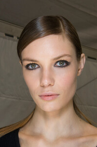 288260687_ElieSaabSpring2013Backstage6.thumb.jpg.3c54a8e88cf78db2d529037c91a711e2.jpg