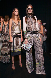 307764687_RobertoCavalliSpring2013Backstage2eU6CtJgGRxx.thumb.jpg.d10073363f722852d05bfda194ad4c37.jpg