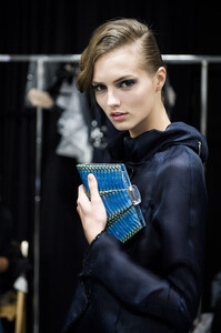 309659773_giorgio-armani-rtw-ss2013-candids-05_194728180509vogue.thumb.jpg.33e14bfa9d4bd6d172a5e92e29450cd1.jpg