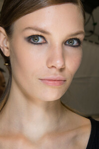 325662554_ElieSaabSpring2013Backstage8.thumb.jpg.2a67e9cffe62841b191227a4098c60d4.jpg