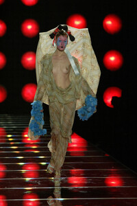 328659312_ChristianDior2003HauteCouture107.thumb.jpg.e99e44d1201bad4824eee5bf077c9969.jpg