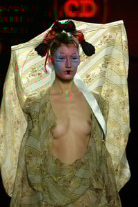 338788968_ChristianDior2003HauteCouture109.thumb.jpg.0ac83c1e2ebe8d713bc00b384792b880.jpg