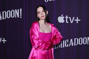 342995508_1475045918-apple-tv-s-schmigadoon-season-2-photo-call.jpg