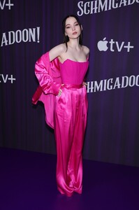342995711_1475036654-apple-tv-s-schmigadoon-season-2-photo-call.jpg