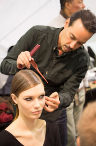 358192606_ElieSaabSpring2013Backstage1.thumb.jpg.6fe1881c3a9b78ad6a009aee1b510cad.jpg