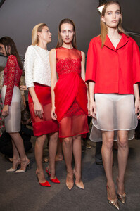 378940206_GiambattistaValliSpring2013BackstageOUy0_ASTVLKx.thumb.jpg.cc0b94d5dd99899b667f541822916991.jpg