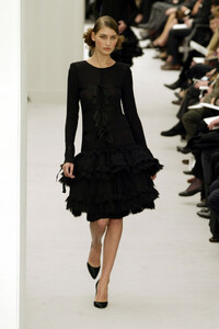 39920205_Chanel2004HauteCouture35.thumb.jpg.847d634e39395c1cf58d3983e56b96ad.jpg