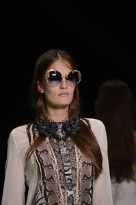 413012965_RobertoCavalliSpring2013Details1.thumb.jpg.1747cc369100aca4039562aa5bc364b8.jpg