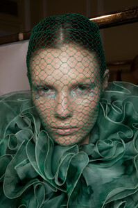 524048381_GiambattistaValliFall2012BackstageG4VFrXfpBlcx.thumb.jpg.b75fa77679ad78724145fe978dd23c76.jpg