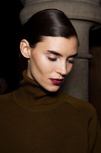 525690092_NicoleFarhiFall2012Backstage7.thumb.jpg.24d562fae5c5a3a292547d81e373a9c3.jpg