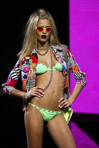 533962294_VersusbyDonatella2003SS31.thumb.jpg.629bb3d2d7a62a34a8cf6e3e466b1655.jpg