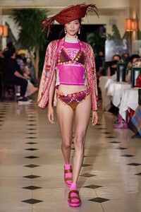 539721838_00001-AnnsSui-Spring-22-RTW-New-York-credit-gorunway.thumb.jpg.2fea63dd2b5a024af4040fd8ef5ddcb1.jpg