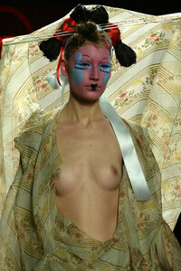 543674778_ChristianDior2003HauteCouture111.thumb.jpg.f759ab0cdbf736dea95f9ff1666fdc65.jpg