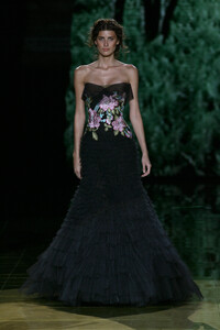 568913265_ElieSaab2006HauteCouture99.thumb.jpg.ebec91f22ac41c1f3525819d9c772b1c.jpg