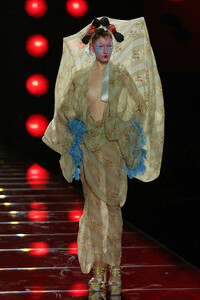 674137930_ChristianDior2003HauteCouture108.thumb.jpg.d84aaef64b6da8e1aa2a948145277e5e.jpg