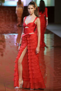 701392227_Valentino2005WomenRTW191.thumb.jpg.904935390edcae396f36c428f901a5ce.jpg