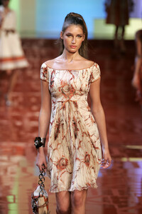 71306264_Valentino2005WomenRTW47.thumb.jpg.0bfa367e90ebdfb7a9fffabb4dea8d35.jpg