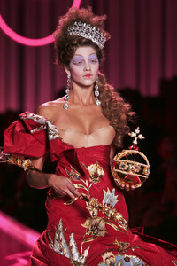 732895998_ChristianDior2004HauteCouture56.thumb.jpg.e4c18fbec5d95a139751ffbf7a1c278b.jpg