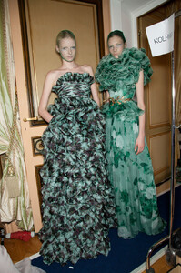 733229189_GiambattistaValliFall2012BackstageEx_LC6bMOvtx.thumb.jpg.21925179e05db0486107c396ba0448f5.jpg