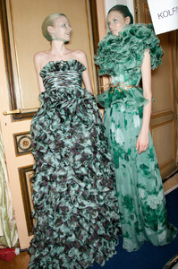 737629655_GiambattistaValliFall2012Backstage6Ah7XekNsdXx.thumb.jpg.a686f8a0ad79188952d8da14fdebb9c5.jpg