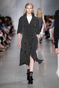 751886559_DKNYWomenRunwaySpring2016NewYorkFashion1.thumb.jpg.2c8bd14305c9aff78383c2f30a3c0918.jpg