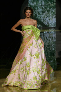 762811525_ElieSaab2006HauteCouture136.thumb.jpg.85df1bddaea7dc13a18ede203d465c19.jpg