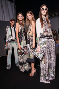 817152275_RobertoCavalliSpring2013BackstageEE9ZxFLMJNnx.thumb.jpg.b46d08297ef057c7aa7ccc903a930240.jpg