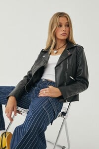 8182518-01-1.jpg