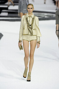 853400725_Chanel2011WomenRTW68.thumb.jpg.48a37d7f89c5b8d9b6d3a1d8dc769235.jpg