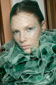 91838527_GiambattistaValliFall2012BackstagejG1kt4_vANxx.thumb.jpg.6e237400570b120be35e1110a66a253f.jpg