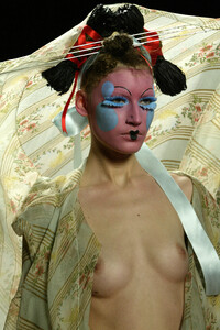958449260_ChristianDior2003HauteCouture112.thumb.jpg.4649cdfd45f04a06d17a061a246abce7.jpg