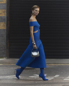 Alexander-McQueen-spring-2023-Ad-Campaign-002The-Impression-.thumb.jpg.3e7dfa32a4aa7f9e37f48d84526d2494.jpg