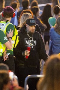 Cameron-Diaz---With-Benji-Madden-at-Adele-concert-in-London-19.jpg