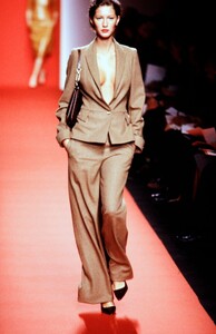 Carolina-Herrera-FW-99-1.thumb.jpg.8b9f8c7e4cd73317ab403039afb23e94.jpg