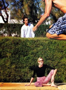Elgort_US_Vogue_February_2000_07.thumb.jpg.253e270d26737981c13f502bb4c0faa6.jpg