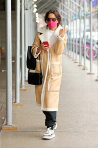 Katie-Holmes---Heading-to-her-matinee-performance-of-The-Wanderers-in-New-York-01.jpg