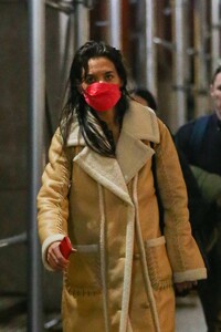 Katie-Holmes---Steps-out-in-New-York-07.jpg