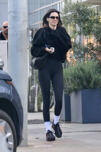 Kendall-Jenner---Hits-up-Zinc-Salon-with-Justine-Skye-in-West-Hollywood-05.jpg