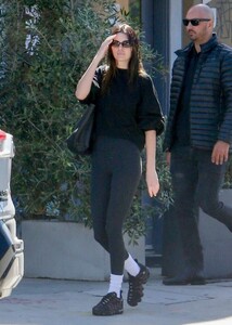 Kendall-Jenner---Hits-up-Zinc-Salon-with-Justine-Skye-in-West-Hollywood-08.jpg